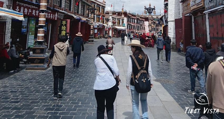 Stroll the bustling Barkhor Street