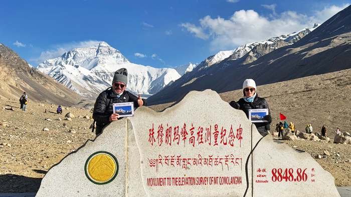 took photos with the Everest marker at the Tibet EBC