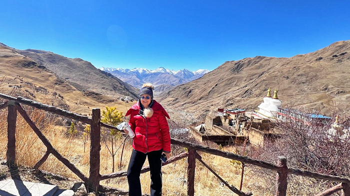 using oxygen supplies while exploring the Lhasa surroundings