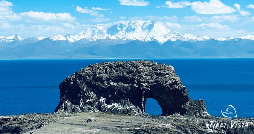 The amazing Holy Elephant Gate at the lakeshore of heavenly Namtso Lake