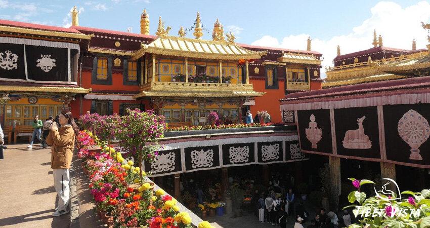 Explore the golden rooftop of the Jokhang Temple