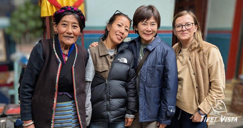 Took photos with fellow travelers and a Tibetan granny in Shigatse