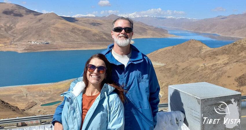 Took photos with the turquoise Yamdrok Lake