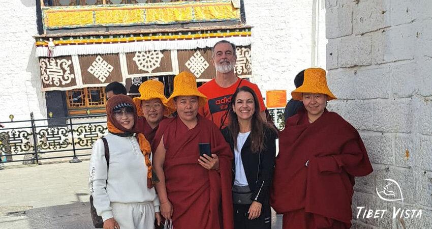 Took photos with Tibetan nuns before the Jokhang Temple