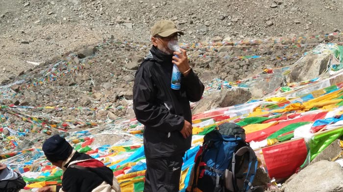 Travelers used oxygen supply while trekking across Dolma La Pass