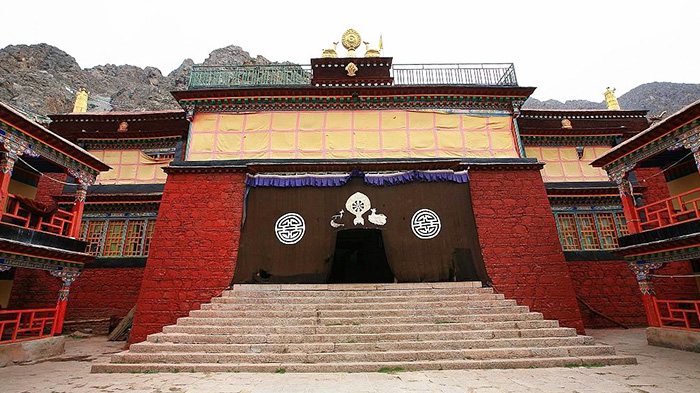  Tsurphu Monastery 