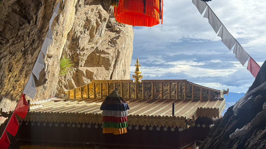 gongpo cave golden roof