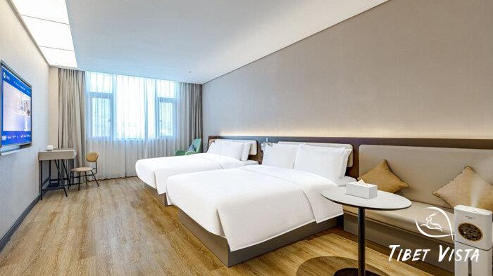 The spacious and sparkling-clean room of Han Ting Hotel near Lhasa Airport