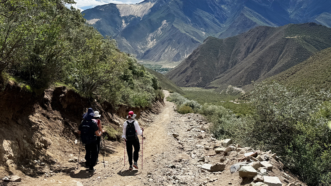 hiking to gongpo cave