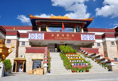 Paying a visit to Tibetan Museum