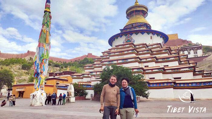 took photos with the Kumbum Stupa in Gyantse