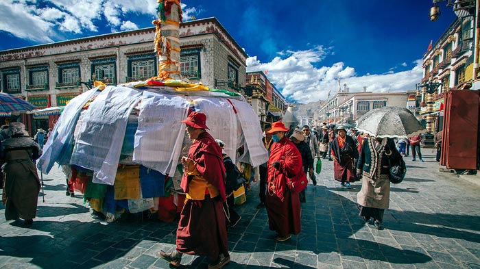 Immerse yourself in Tibetan Buddhist culture in Barkhor kora in Lhasa