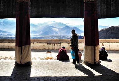 The spectacular vista of Drepung Monastery