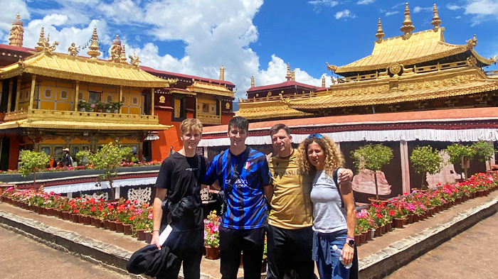 took photos with the golden rooftop of Jokhang Temple