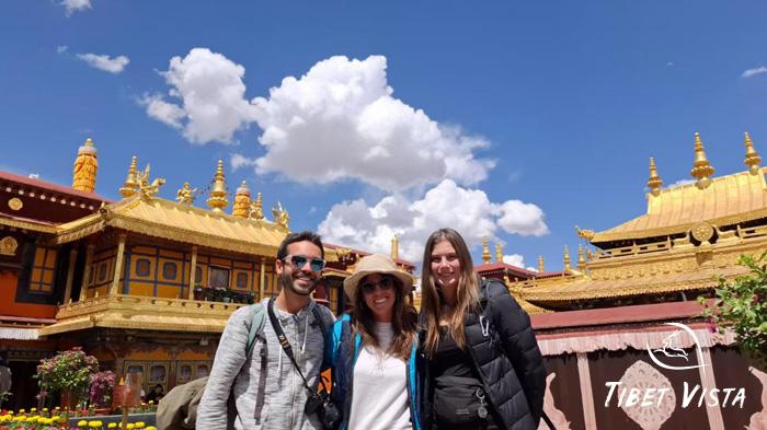 Our guests visit Jokhang Temple in Lhasa