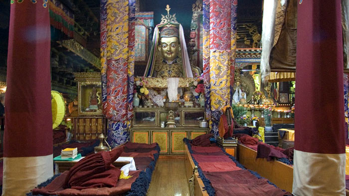 Worship one of the chapels in Jokhang