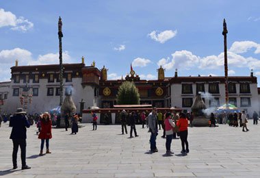  The large square before Jokhang Temple
