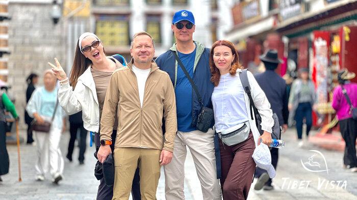 Our guests roam over the bustling Tromzikhang market