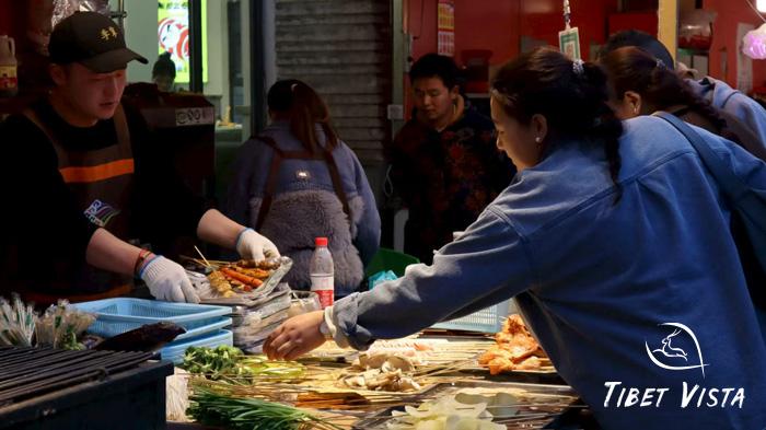 Enjoy tasty Tibetan food in Barkhor Night Market