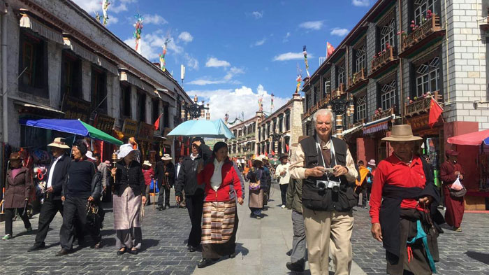 Experiencing Barkhor kora with local Tibetan pilgrims