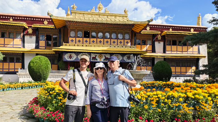 visit Norbulingka during Lhasa tour