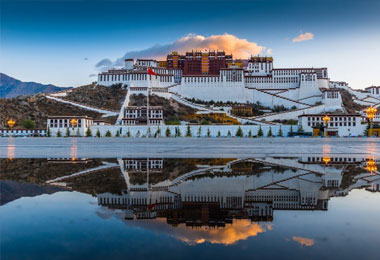 Potala Palace is always the No.1 attraction for travelers visiting Tibet.
