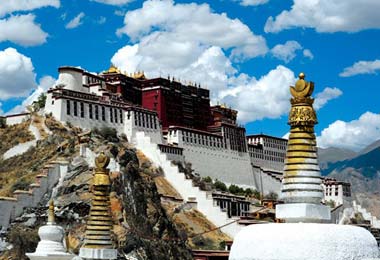 Potala Palace, at the top of the hill in central Lhasa city, is always the No.1 attraction for travelers visiting Tibet.