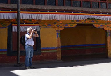 A foreign tourist takes photos of  Potala Palace