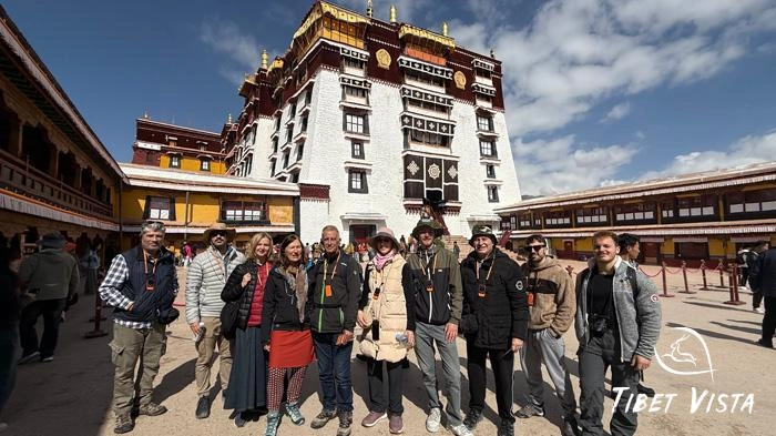 take photos with the White Palace of Potala Palace