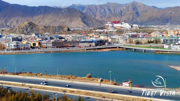 The stunning view of Potala Palace from a distance on the Lhasa Liuwu Bridge