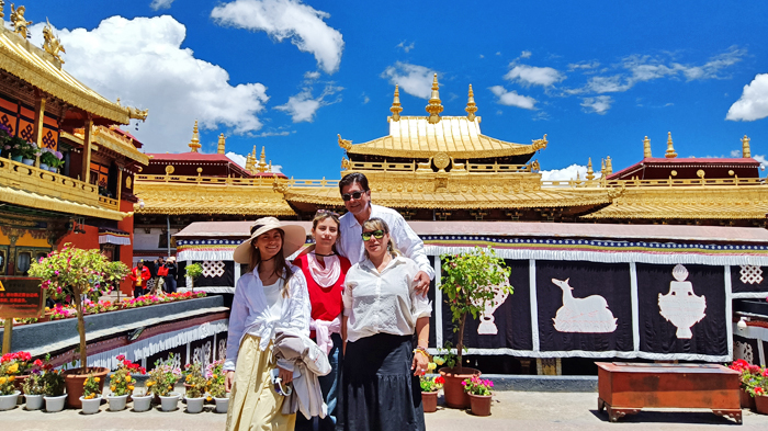 Take photos on the golden rooftop of Jokhang Temple