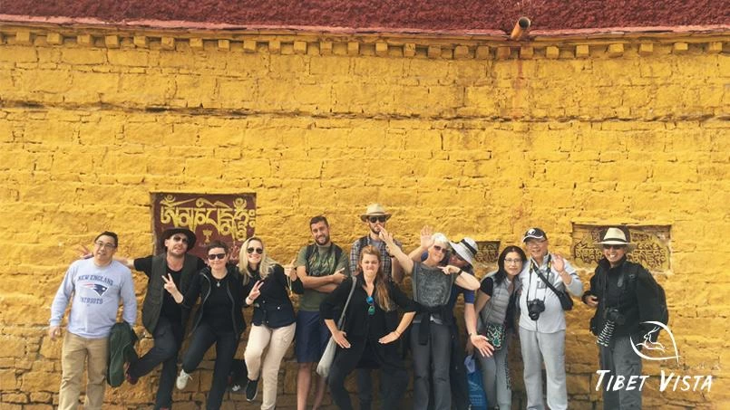 take photos below potala palace