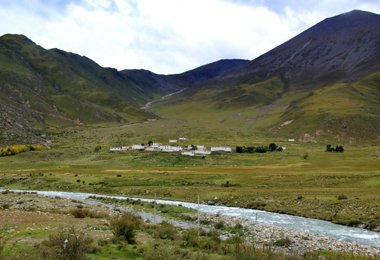 Descending into the Yangpachen valley