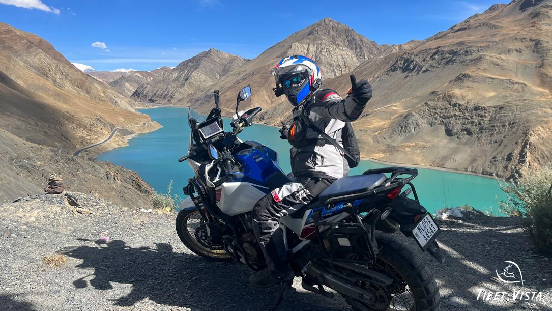 enjoy the turquoise alpine lake in tibet