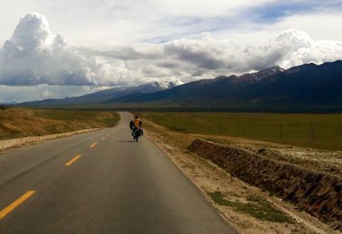 Cycling along Qinghai-Tibet highway from Lhasa to Damxung.