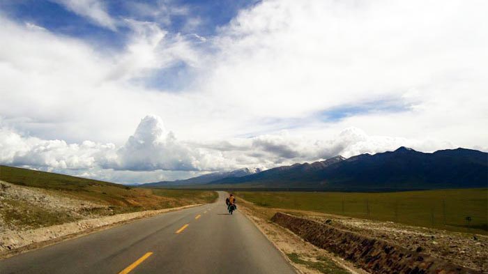 Lhasa to Natmso Lake biking tour via Qinghai-Tibet Highway