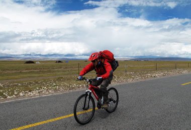 Riding back to Lhasa along Qinghai-Tibet highway.