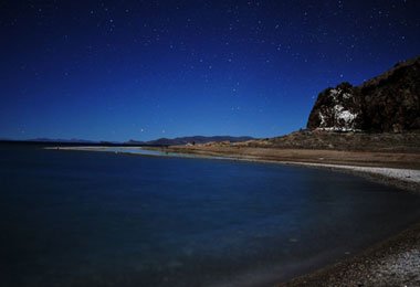 Enjoy the spectacular starry sky at lakeshore