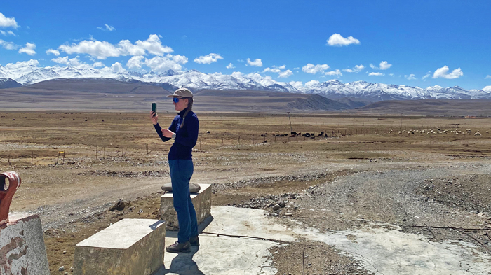 enjoy scneic views during Nyenchen Tanglha Mountains to Namtso Lake trek