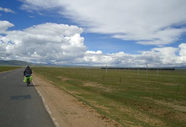 The highway back to Lhasa is paralleled by the Qinghai-Tibet railway.