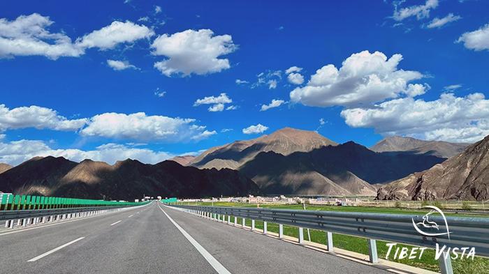 Well-paved Road to Namtso Lake from Lhasa