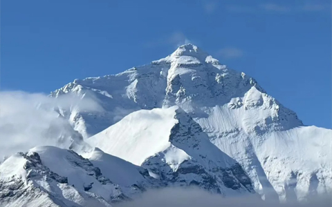 What are the difficulties to climb Everest?
