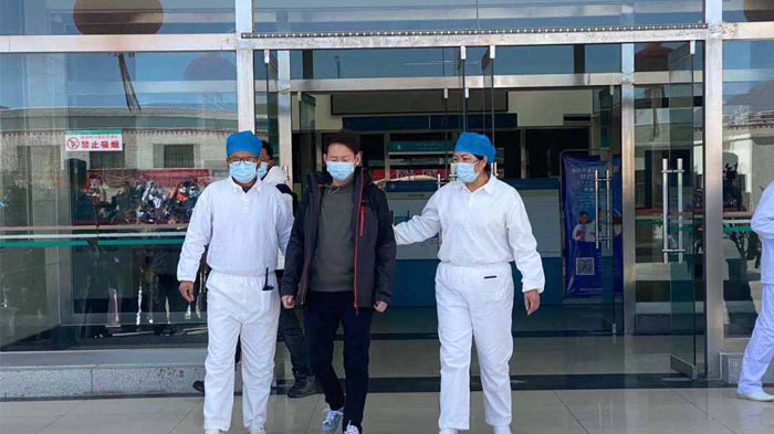 Accompanied by medical staff, Mr. Zhang was released from the hospital.