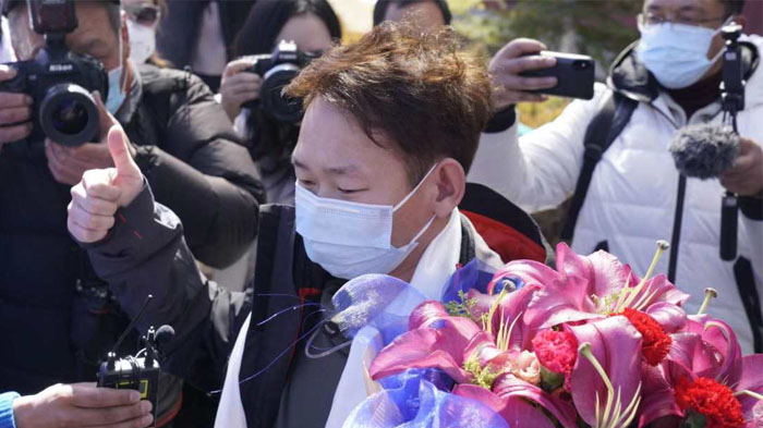 Mr. Zhang was greeted with a bouquet of flowers from the medical staff