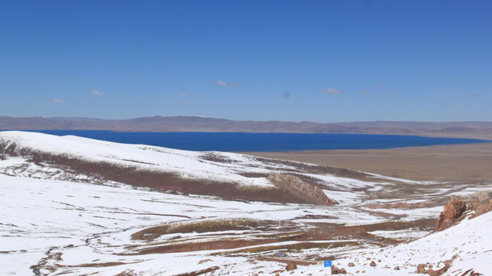 Snow-covered road to Lake Namtso