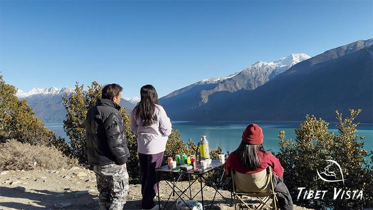 Enjoy tea at lakeshore