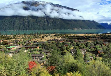The village near Basom-tso Lake