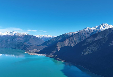 Landscape of serene Draksum Tso Lake.