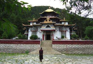 Take a trip to Lama Ling Monastery, which enjoys important statues in Tibetan Buddism in Nyingchi.