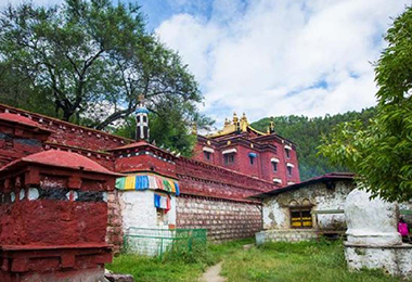 Lamaling Temple is the largest and most important Tibetan Buddhist site in the Nyingchi region.